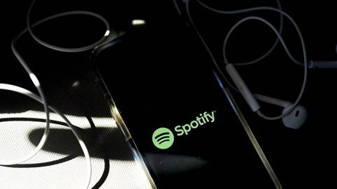 Kiếm hàng chục nghìn USD chỉ từ việc phát âm thành tiếng ồn trắng qua podcast Spotify
