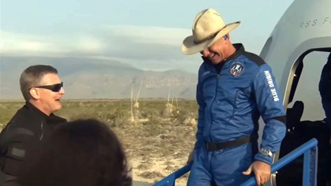 Tỷ phú Jeff Bezos trở về Trái đất an toàn sau chuyến bay vũ trụ kéo dài hơn 10 phút