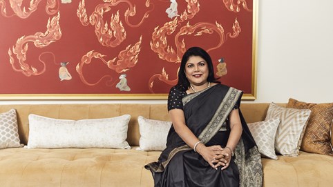 Hồ sơ tỷ phú: Bỏ ngân hàng đi bán mỹ phẩm, người phụ nữ này trở thành nữ tỷ phú tự thân giàu thứ 2 Ấn Độ