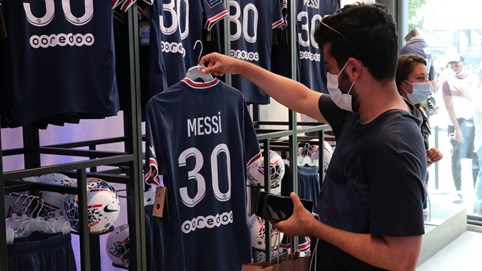 Không chỉ Jeff Bezos, ngay cả Michael Jordan cũng hưởng lợi hàng chục triệu USD khi Messi chuyển đến PSG