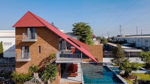 "Nhà mái gấp" với thiết kế độc đáo, không gian xanh giữa quận Bình Tân