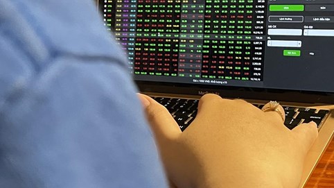 Chứng khoán 25/10: Nhóm ngân hàng trở lại, VN-Index vẫn chưa lấy lại mốc 1.000 điểm