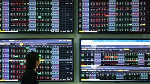 Chứng khoán 1/11: Khối ngoại bán ròng hơn 700 tỷ, VN-Index chưa thể bứt phá vùng cản 1.040 điểm