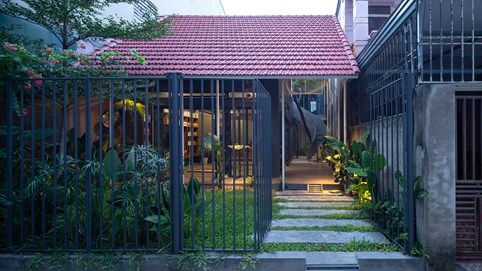 Dinh cơ "vườn trong nhà - nhà trong vườn" trong hẻm nhỏ 3m ở Vinh