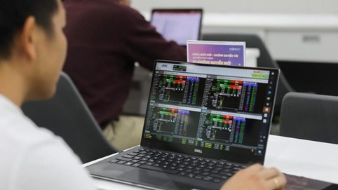 Chứng khoán 13/12: Khối ngoại mua ròng phiên thứ 16 liên tiếp, VN-Index phục hồi về cuối phiên