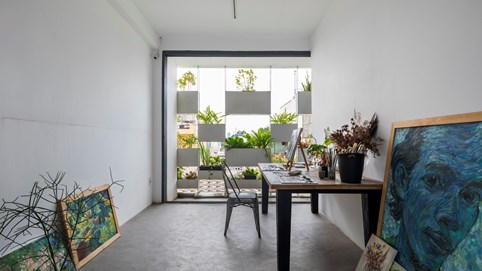 Nhà ống Sài Gòn gây ấn tượng mạnh với hệ thống cây xếp tầng xanh mát 