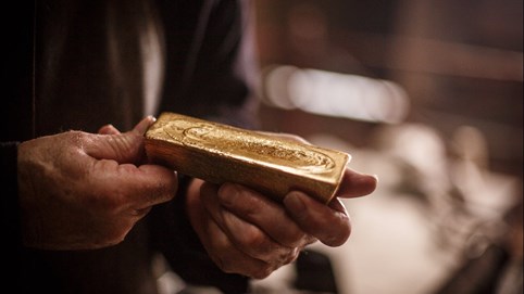 Vì sao vàng giảm giá mạnh đêm qua?