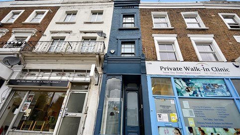 Ngôi nhà hẹp nhất London gây tranh cãi lớn khi rao bán với giá tận hơn 30 tỷ đồng, ai cũng tò mò liệu bên trong chứa "kho báu" gì không