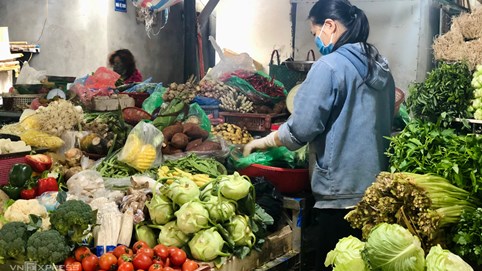 Chợ thực phẩm ế khách ngày Tết ông Táo