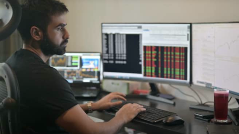 Tỷ phú Ấn Độ bỏ học năm 17 tuổi để làm trader khuyên gì cho chiến lược đầu tư của năm mới?