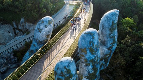 Du lịch chấp nhận 'lượm bạc cắc' để kéo khách ra khỏi nhà