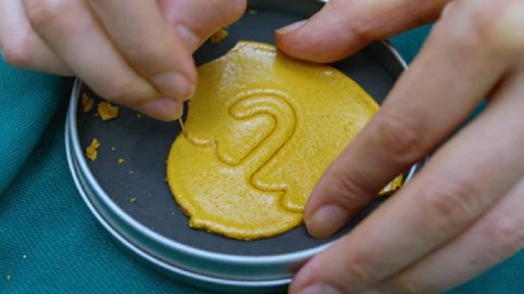 Kiếm tiền “thức thời” nhất Hàn Quốc: Bán kẹo đường giống trong Squid Game thu về 19 triệu đồng/ngày