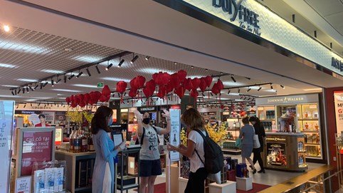 Công ty bán hàng ở sân bay của ông Jonathan Hạnh Nguyễn giảm 75% lợi nhuận