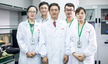 Từ cậu bé chăn trâu tới tiến sĩ sinh học, bị bắt giam rồi trở lại huy hoàng – con đường thành công gập ghềnh của ông trùm dược phẩm Trung Quốc