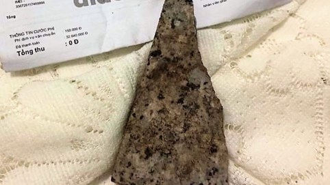 Mua iPhone 12 Pro Max trên mạng, nhận được cục đá