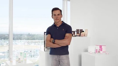 Tỷ phú Anh biến hàng chục nhân viên thành triệu phú