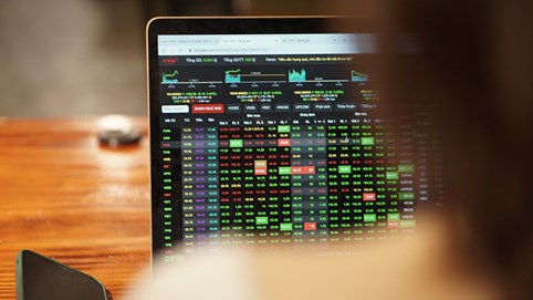 Cổ phiếu ngân hàng kéo VN-Index lên gần ngưỡng kỷ lục 