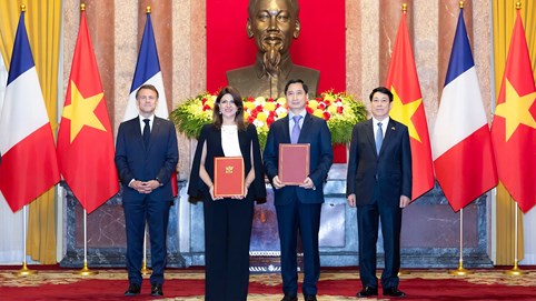 VNVC và Sanofi trao văn kiện hợp tác chuyển giao công nghệ sản xuất vaccine