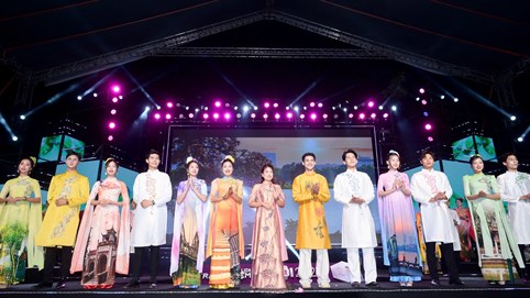 Ngắm áo dài di sản “12 mùa hoa Hà Nội” của NTK Hoàng Ly: Khi ký ức nở hoa trên từng tà lụa