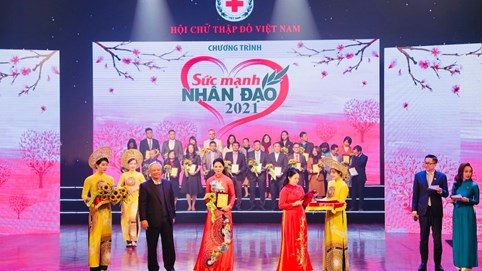 Á hoàng kim cương Lưu Lan Anh và Hoa hậu VN Đỗ Thị Hà cùng hội ngộ trong chương trình “Sức mạnh nhân đạo 2021” 