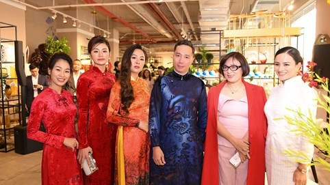 Áo dài lễ hội Đỗ Trịnh Hoài Nam bừng sáng giữa trời đông lạnh giá