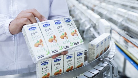 Vinamilk chào 2021 với lô sản phẩm sữa hạt và sữa đặc lớn xuất khẩu đi Trung Quốc 