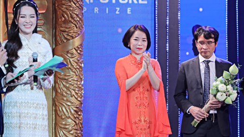 Phó Chủ tịch Vingroup:  Kiêu sa trong bộ áo dài truyền thống tại lễ trao giải VinFuture 