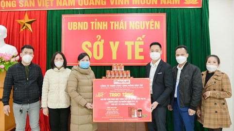Trao tặng hàng trăm hộp Viên thảo mộc Thiên Việt An cho một số đơn vị trên địa bàn tỉnh Thái Nguyên 