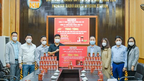 Công ty Bảo Trí trao tặng hàng trăm hộp sản phẩm Viên thảo mộc Thiên Việt An cho Đài Phát thanh và Truyền hình Hưng Yên