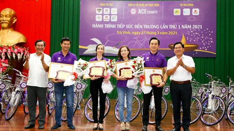 ACE Charity & Think Big Group trao 1,6 tỷ học bổng cho học sinh nghèo