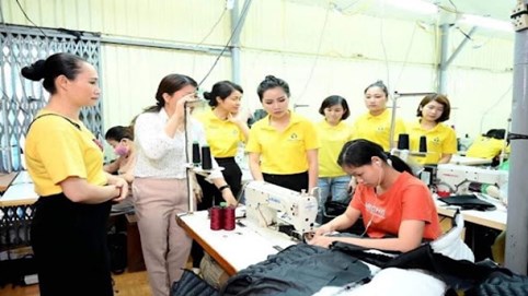 Chủ tịch Đỗ Hương Ly ân cần và trìu mến với trẻ em khuyết tật