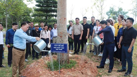 Báo Pháp luật Việt Nam: Những chuyến xe chở nặng ân tình! 