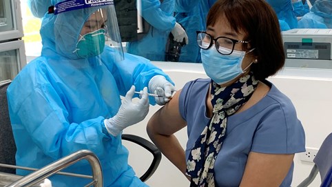 Tiêm chủng vắc xin phòng Covid-19: “Thần tốc” nhưng phải an toàn! 