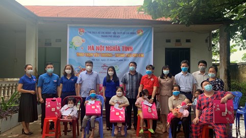 Bảo Ngọc mang Trung thu yêu thương đến với thiếu nhi khuyết tật huyện Thanh Oai 