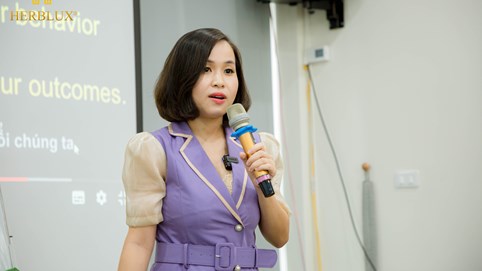 Nữ GĐKD cấp cao thương hiệu Herblux Phạm Thùy Dung: “Người trẻ đừng đi tìm công việc, hãy tìm sự nghiệp”