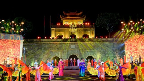 Sự kết hợp hoàn mỹ giữa hội hoạ quốc tế và áo dài của NTK Đỗ Trịnh Hoài Nam  