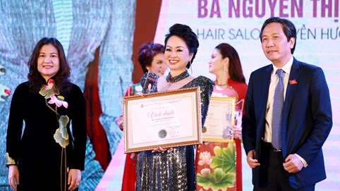 NTM Huyền Hương rạng rỡ ngồi ghế Cố vấn cao cấp Cuộc thi chung kết ngành làm đẹp Việt Nam