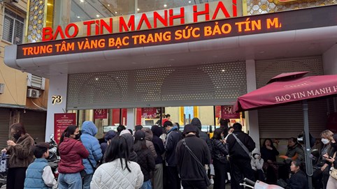 Người dân dậy sớm xếp hàng rước lộc Vàng 0,1 chỉ ngày đầu năm