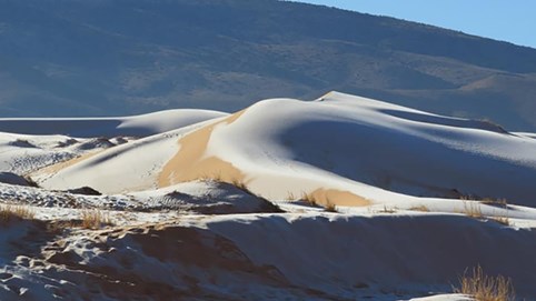 Băng giá phủ trắng sa mạc nóng nhất thế giới