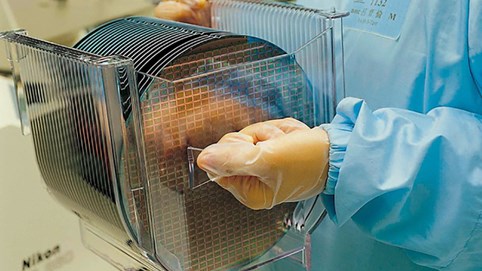 Các hãng ô tô đồng loạt cầu cứu vì thiếu chip, các nước trên thế giới bàng hoàng nhận ra họ đang phụ thuộc vào hòn đảo nhỏ bé này như thế nào