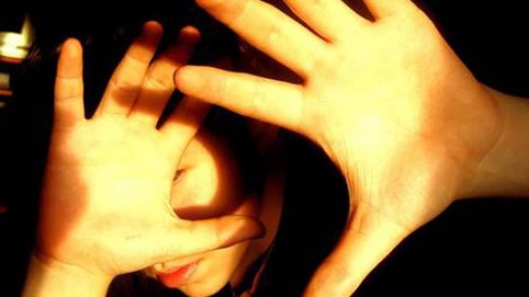 Phát hiện mới: Người nhiễm SARS-CoV-2 biến thể mới rất sợ ánh sáng