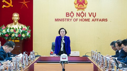 Xây dựng, ban hành một loạt quy định về công chức, viên chức, tiền lương,...