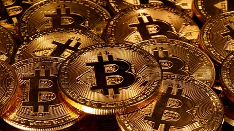 Bitcoin phá mốc 55.000 USD