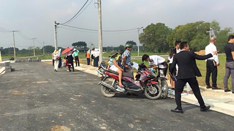 Giá đất nền “nhảy múa” khắp nơi, gỡ bằng cách nào?