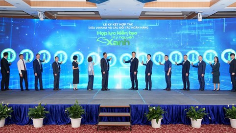 VinFast và 12 ngân hàng, tổ chức tài chính chung tay hỗ trợ người dân hà nội chuyển sang xe điện