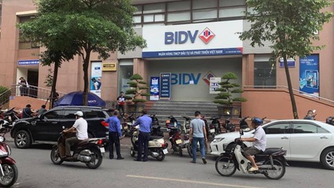 Hai tên cướp nổ súng, cướp đi vài trăm triệu tại chi nhánh Ngân hàng BIDV ở Hà Nội