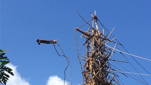 Tập tục kì lạ khắp năm châu: Đàn ông phải nhảy 