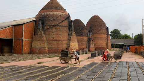 'Vương quốc' lò gạch trăm tuổi ở miền Tây