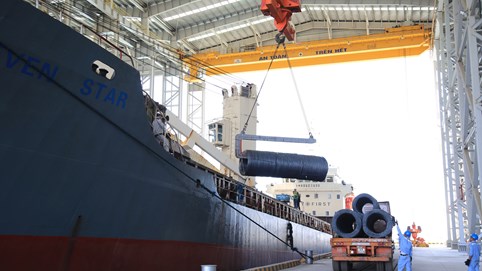 Thép bán 'ế' còn lo bị Mỹ kiện