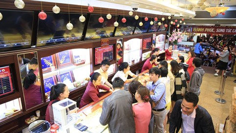 Khóc cười cùng 'vòng xoáy' giá vàng, một tuần mất toi tiền tỷ